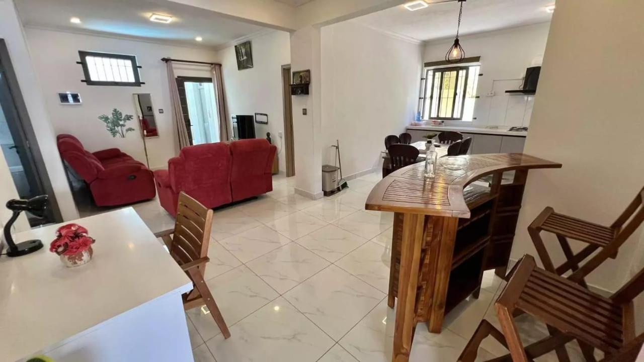 Nayuha Apt B Flic en Flac Luaran gambar
